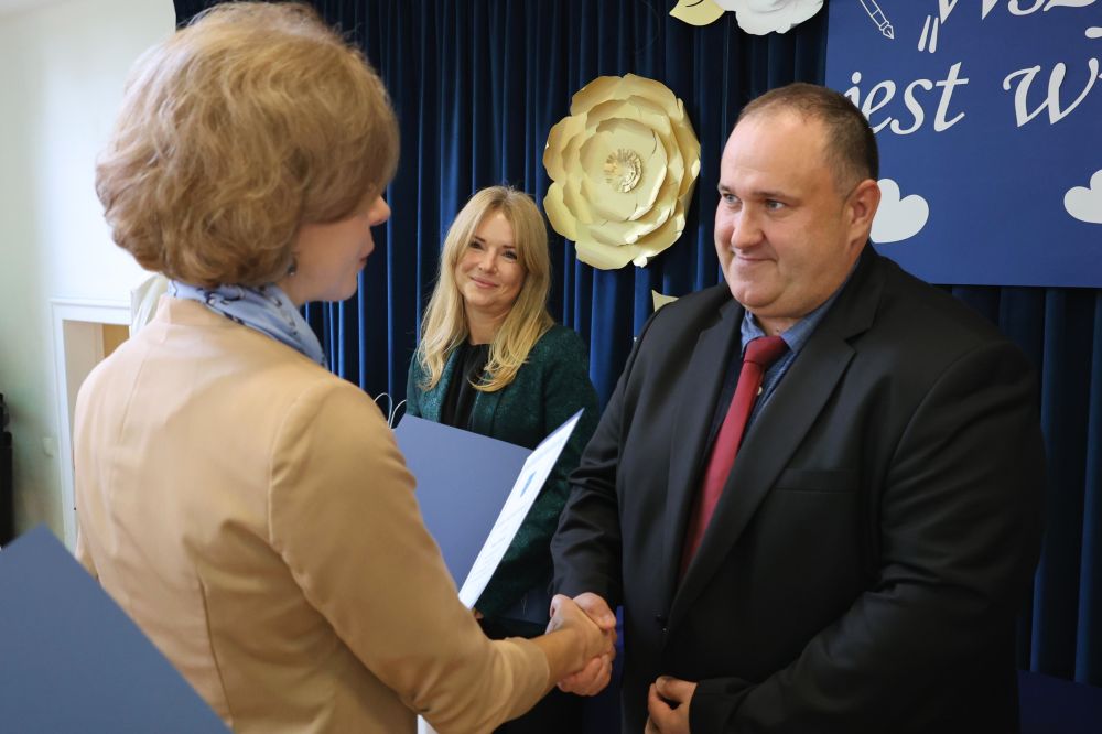 Medale, nagrody i gratulacje dla nauczycieli podczas Dnia Edukacji Narodowej 20