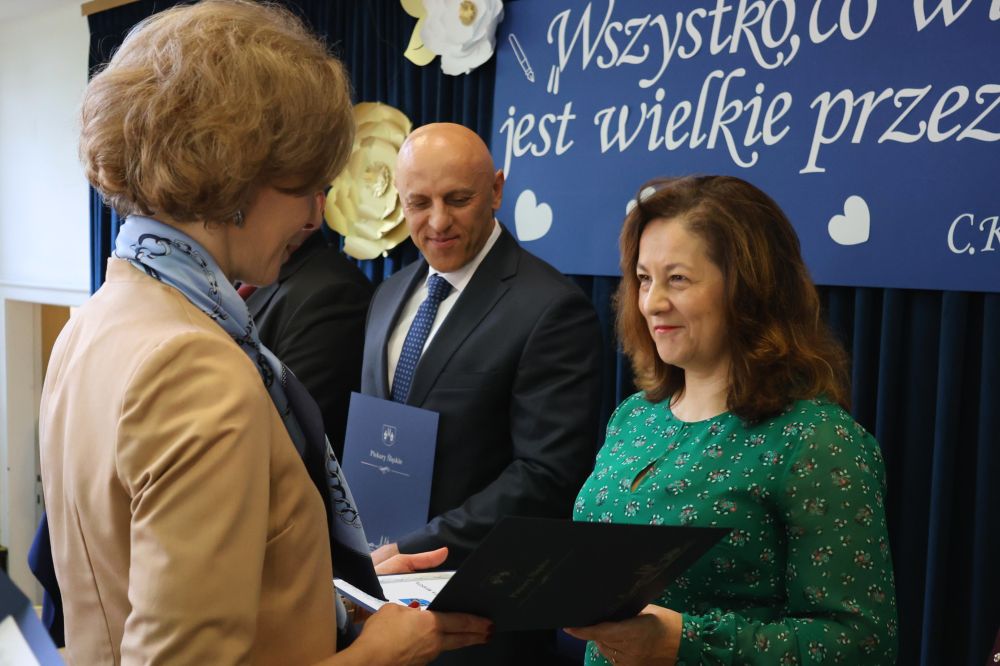 Medale, nagrody i gratulacje dla nauczycieli podczas Dnia Edukacji Narodowej 21