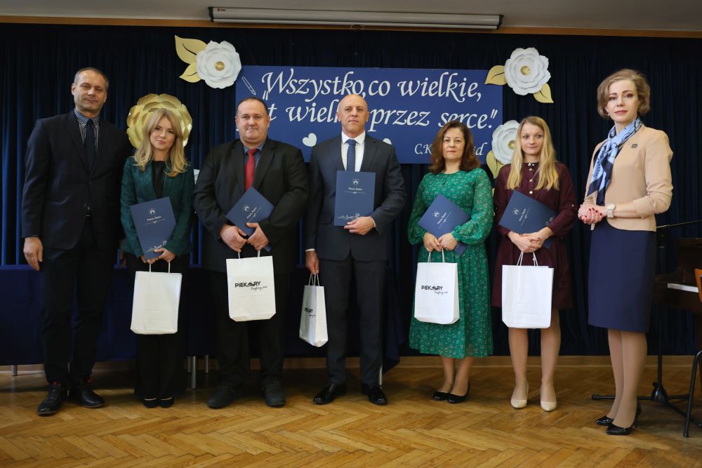 Medale, nagrody i gratulacje dla nauczycieli podczas Dnia Edukacji Narodowej 22