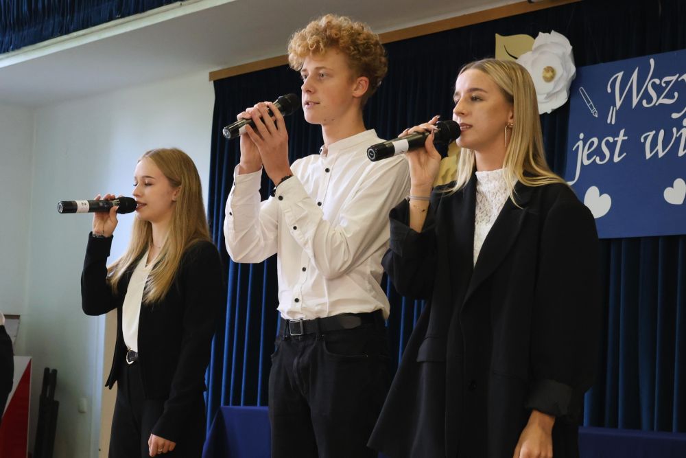 Medale, nagrody i gratulacje dla nauczycieli podczas Dnia Edukacji Narodowej 24