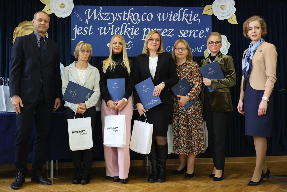 Medale, nagrody i gratulacje dla nauczycieli podczas Dnia Edukacji Narodowej