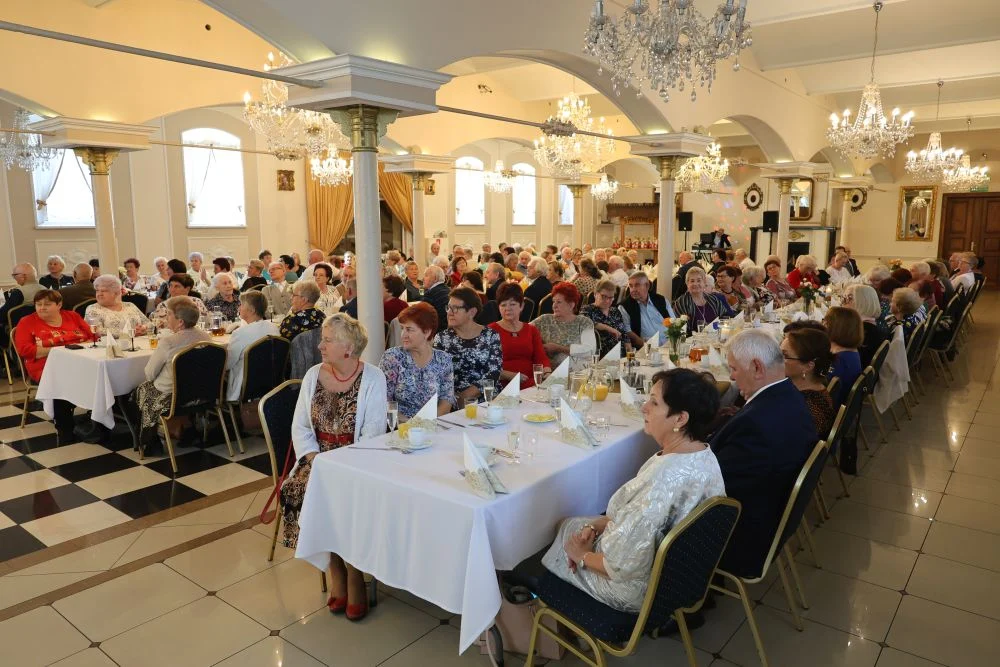 Piekary Śląskie doceniają swoich seniorów – wyjątkowe spotkanie w Dworze Hubertus