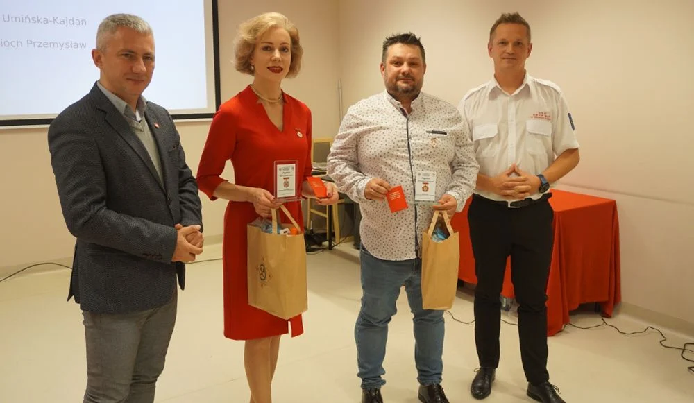 Wakacyjna Piekarska Kropla Krwi 2024: zasłużeni dawcy odbierają odznaczenia