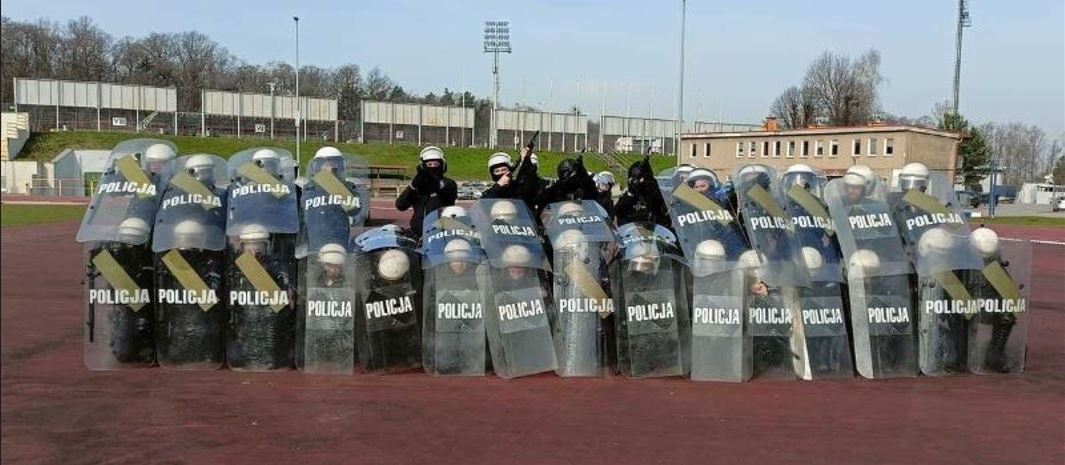 Policyjne ćwiczenia na stadionie MOSiR: policjanci doskonalą swoje umiejętności!