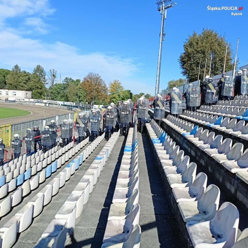 Policyjne ćwiczenia na stadionie MOSiR: policjanci doskonalą swoje umiejętności!