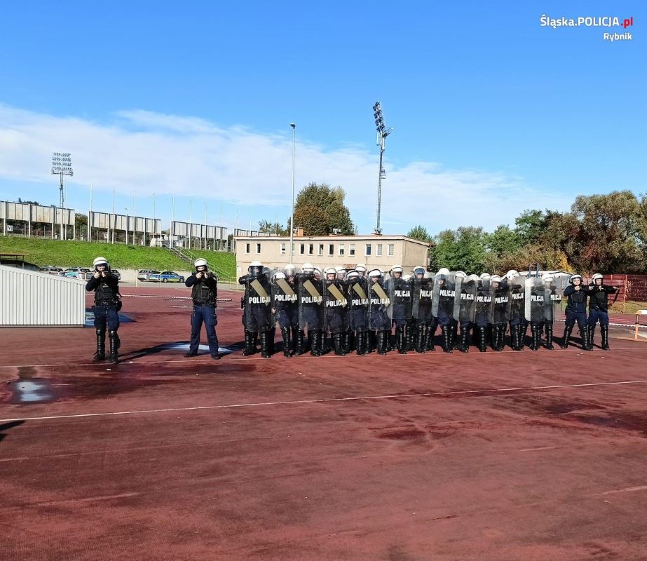 Policyjne ćwiczenia na stadionie MOSiR: policjanci doskonalą swoje umiejętności!