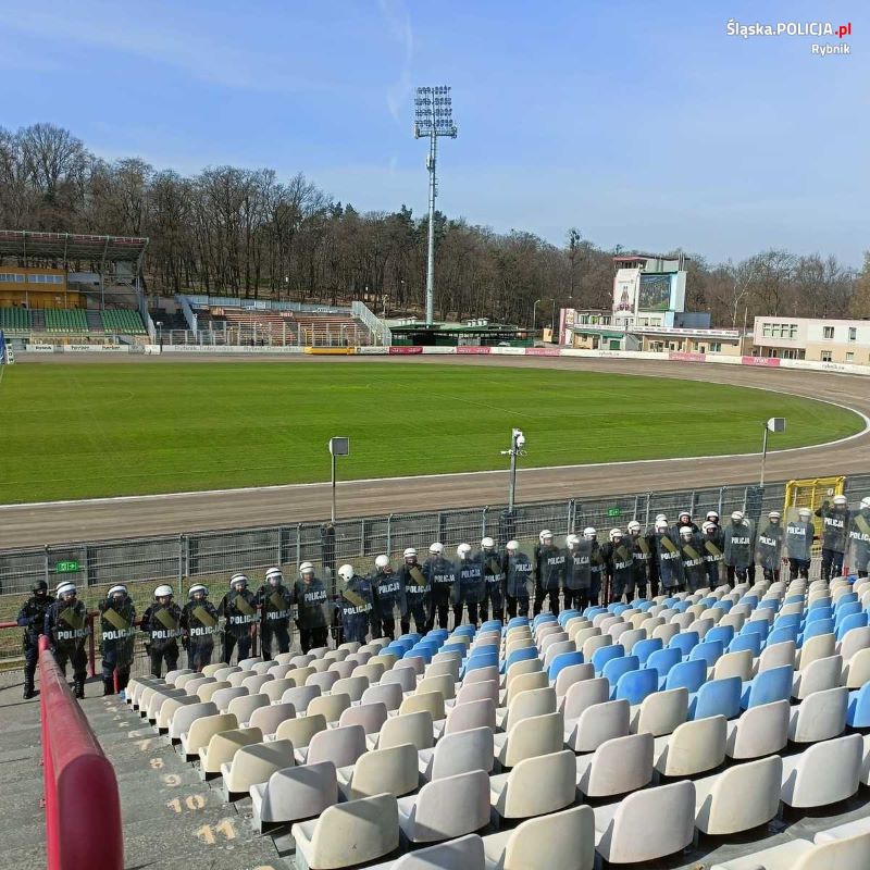 Policyjne ćwiczenia na stadionie MOSiR: policjanci doskonalą swoje umiejętności!