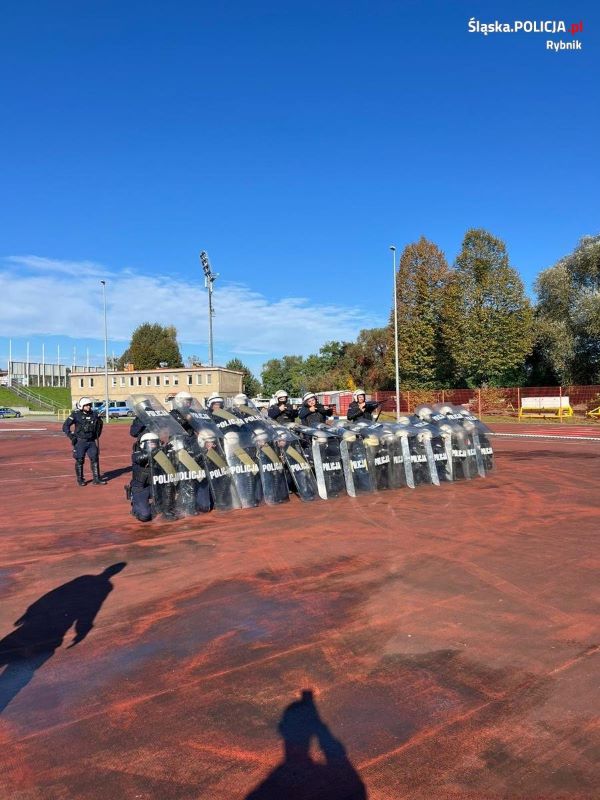 Policyjne ćwiczenia na stadionie MOSiR: policjanci doskonalą swoje umiejętności!