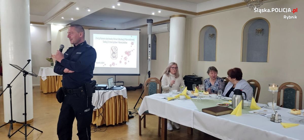 Policjant uświadamia seniorów: jak nie paść ofiarą oszustwa?