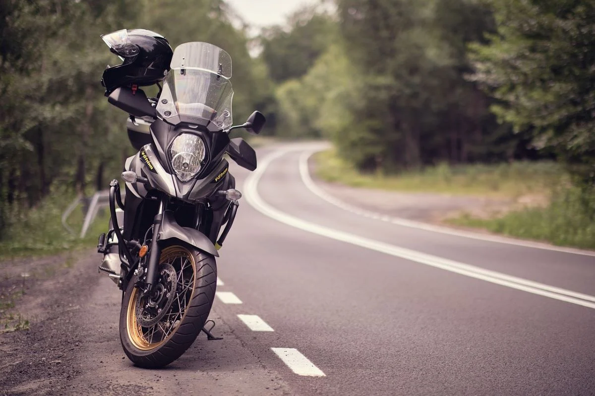 Ostrożność na drodze – motocykliści wciąż w trasie, sezon trwa!