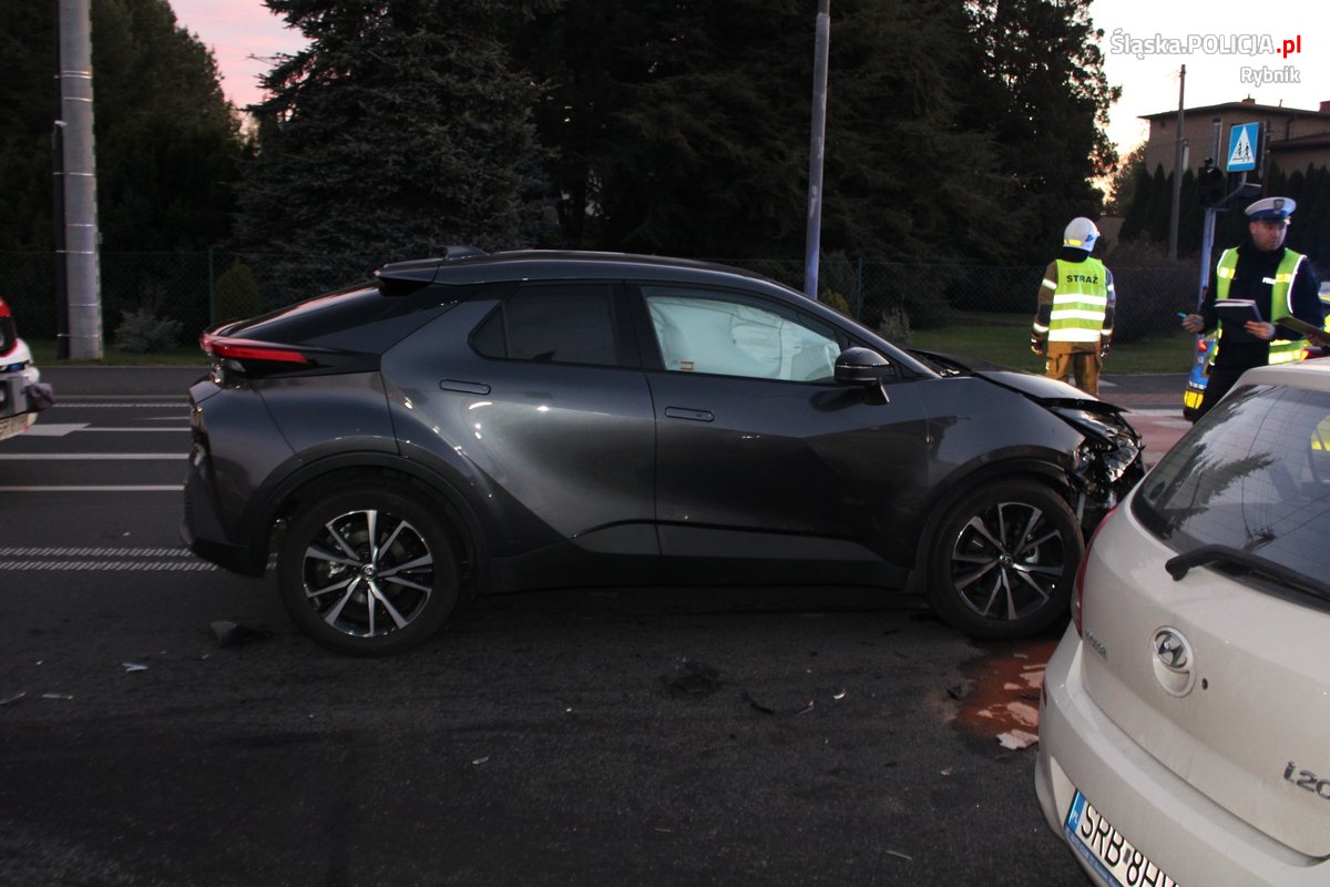 Wypadek w Świerklanach: nieustąpienie pierwszeństwa skutkuje obrażeniami 9