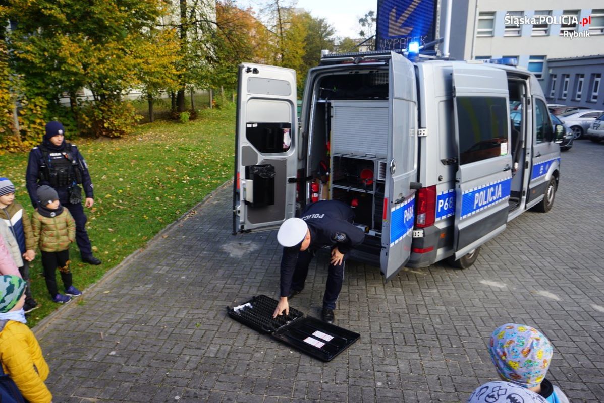 Bezpieczna droga do szkoły – rybniccy policjanci uczą dzieci zasad bezpieczeństwa 9
