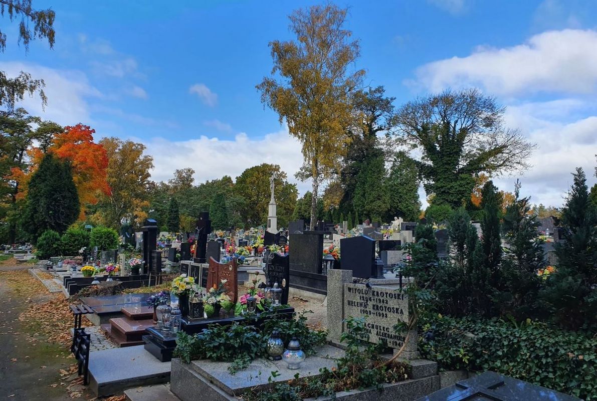 Uwaga kierowcy! Zmiany w ruchu wokół cmentarzy w okresie Wszystkich Świętych