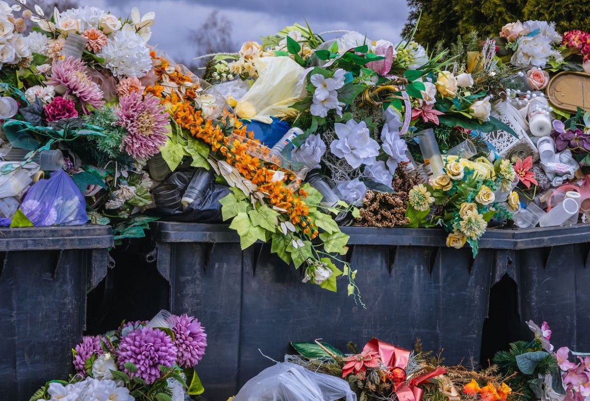 Cmentarz w harmonii z naturą: zmniejsz ilość odpadów podczas wizyt na grobach