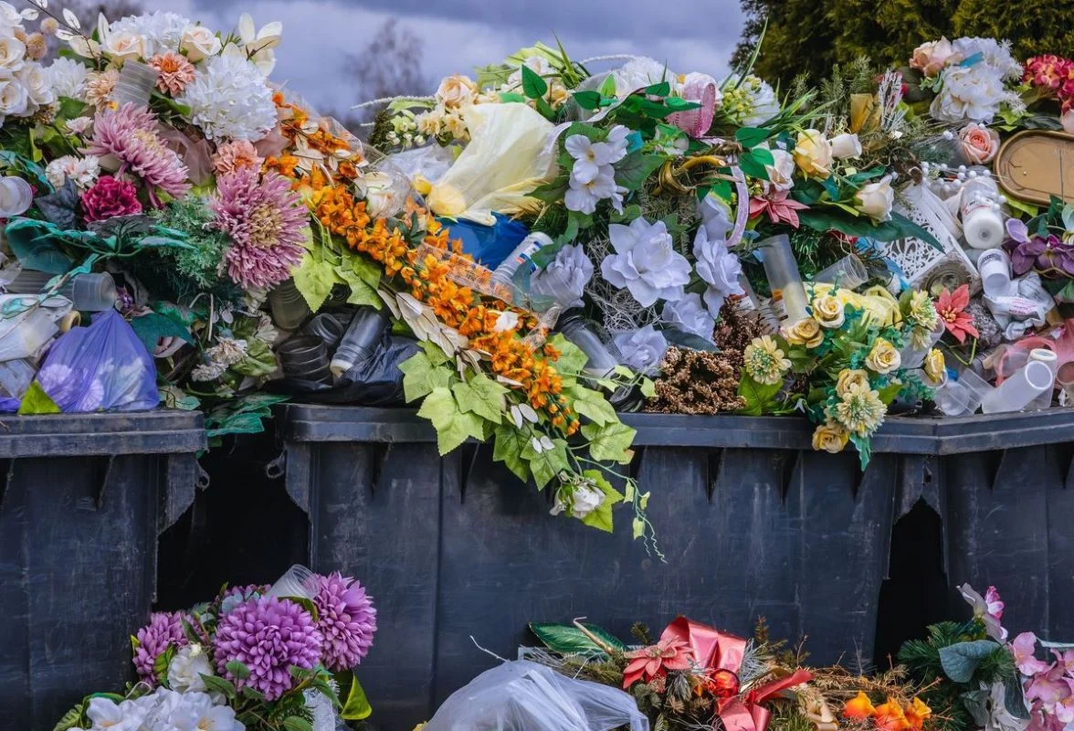 Cmentarz w harmonii z naturą: zmniejsz ilość odpadów podczas wizyt na grobach