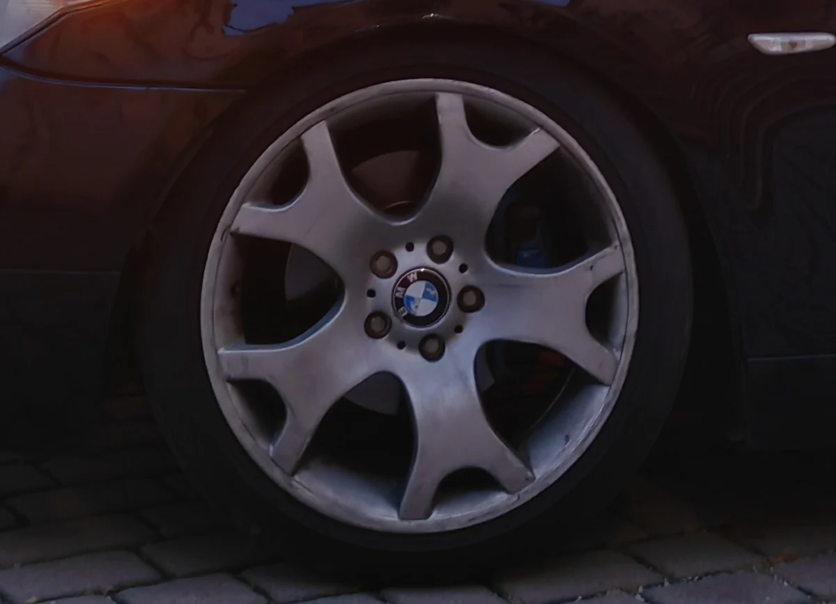 Gliwiccy mundurowi poszukują skradzionych aluminiowych kół o wartości 4000 zł