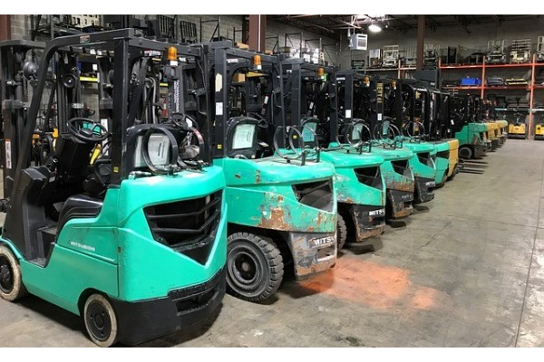 Oryginalne czy zamienniki – jakie części do wózków widłowych wybierać?