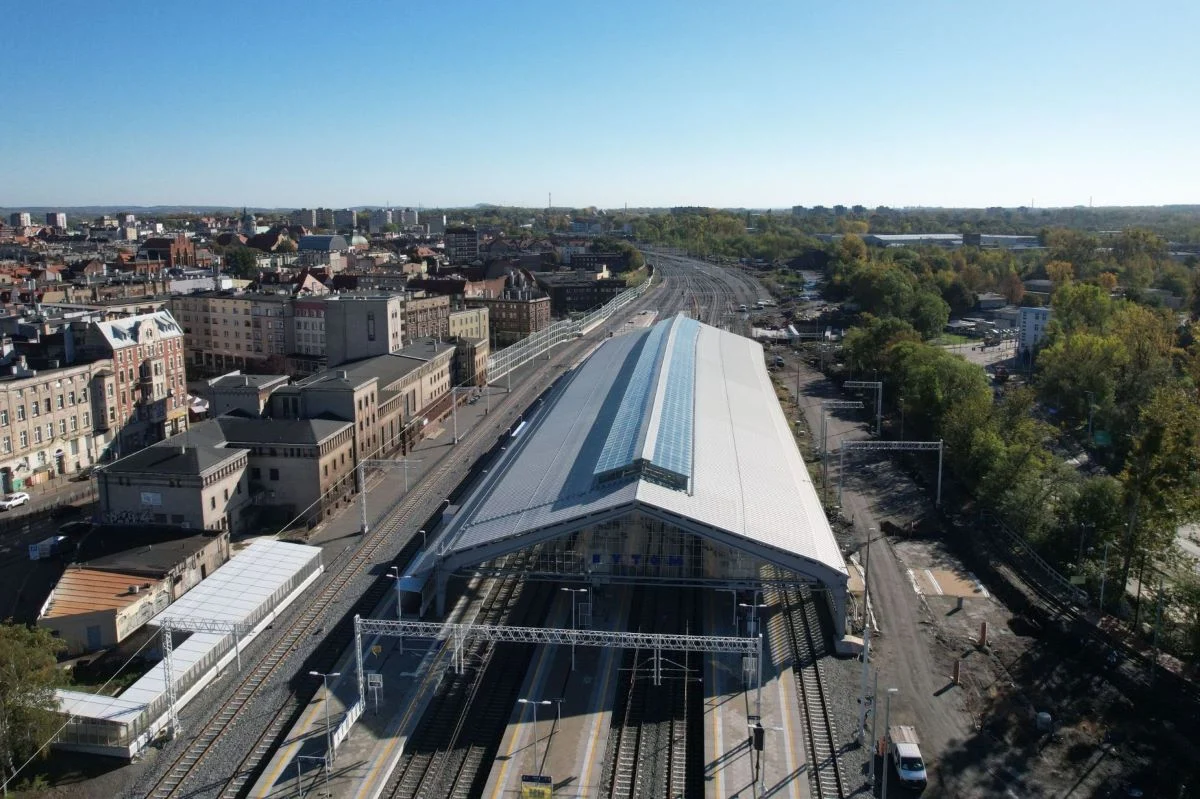 Nowy peron pod halą w Bytomiu otwarty – kolej wraca na trasę!