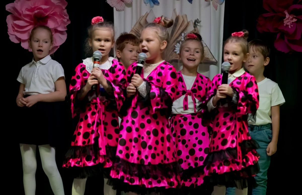 Dzień Edukacji Narodowej w Karbiu: muzyka, taniec i wdzięczność