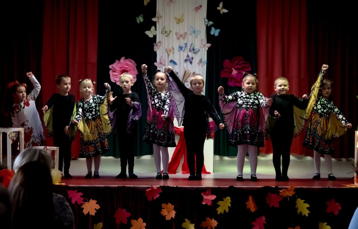 Dzień Edukacji Narodowej w Karbiu: muzyka, taniec i wdzięczność