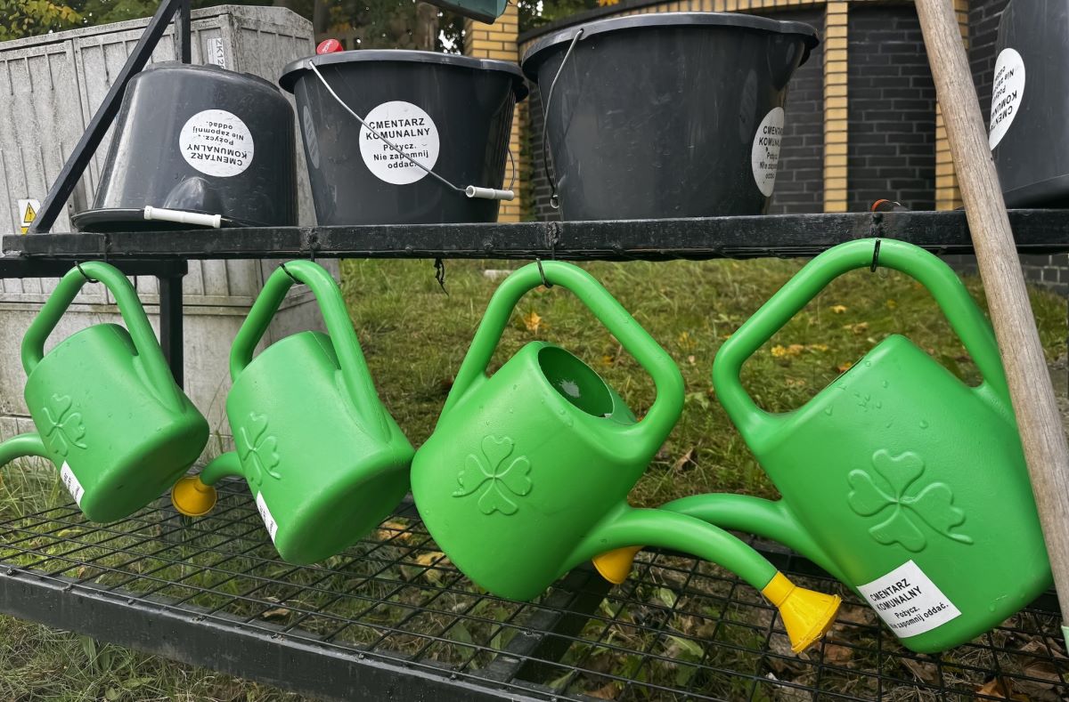 Ekologiczne rozwiązania na cmentarzu w Bytomiu – zestawy do sprzątania i znicze