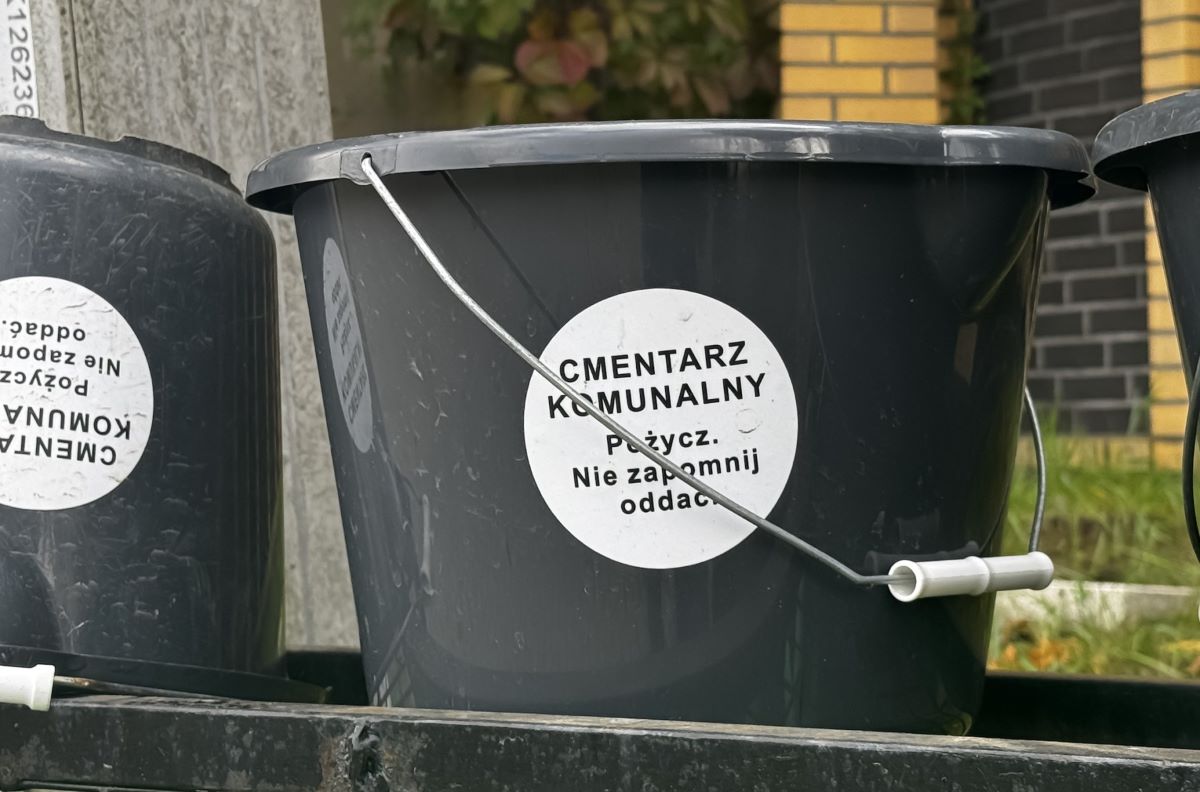 Ekologiczne rozwiązania na cmentarzu w Bytomiu – zestawy do sprzątania i znicze