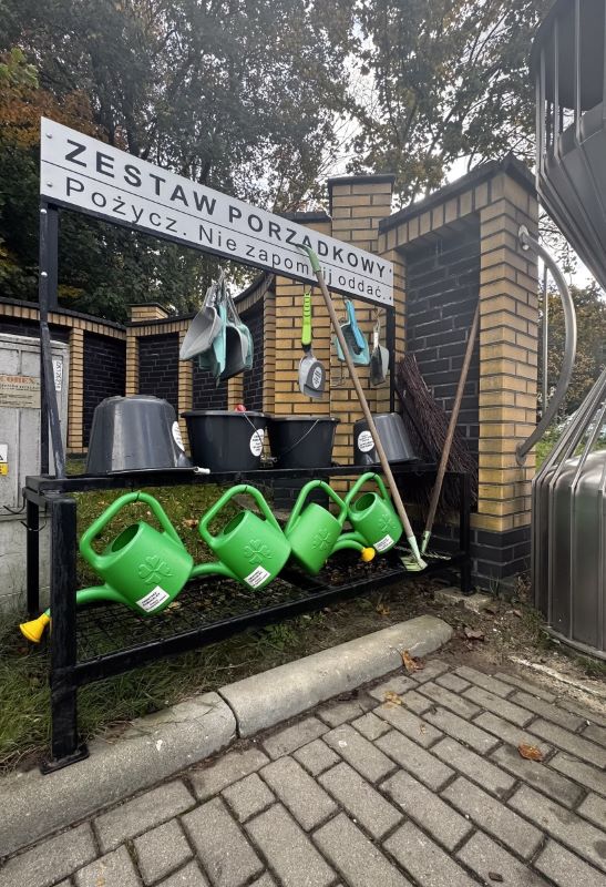 Ekologiczne rozwiązania na cmentarzu w Bytomiu – zestawy do sprzątania i znicze