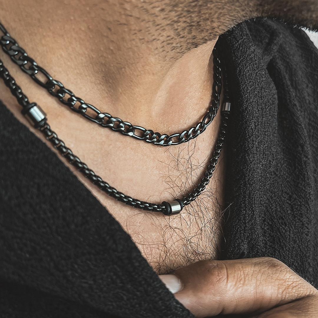 Naszyjniki z grawerem - wyjątkowa biżuteria dla mężczyzny