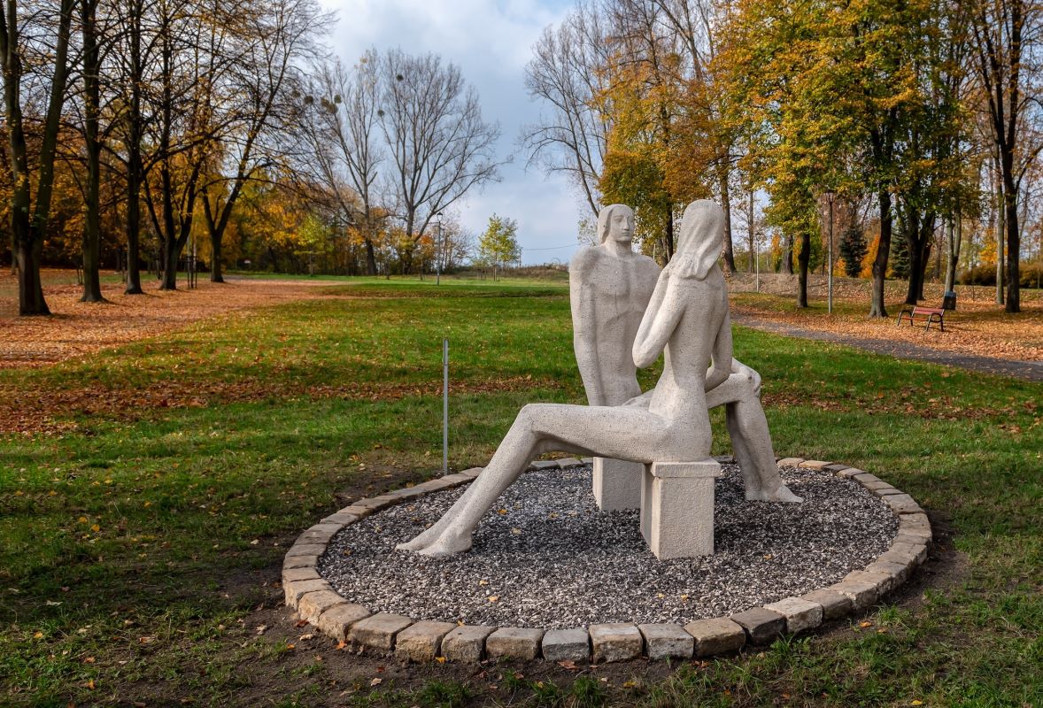 Nowe oblicze klasyki – odnowione rzeźby Nike i Dwoje wracają do miejskiej przestrzeni