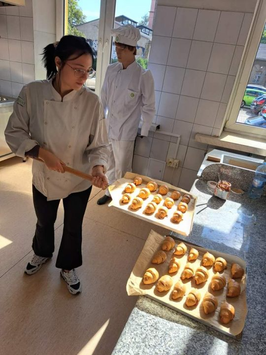 Uczniowie z Sosnowca korzystają z nowej pracowni piekarsko-cukierniczej