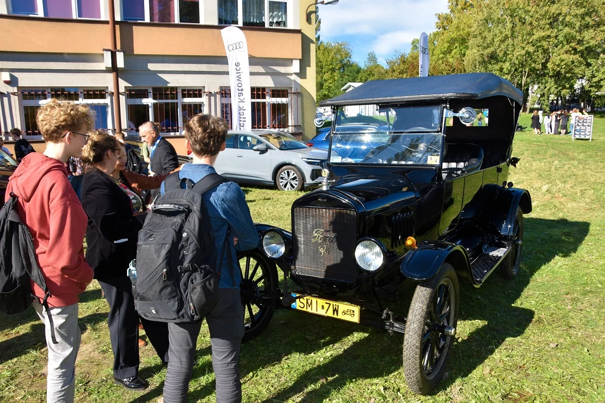 Piknik Motoryzacyjny w Mikołowie – ZST świętuje 100-lecie szkolnictwa zawodowego [FOTO]