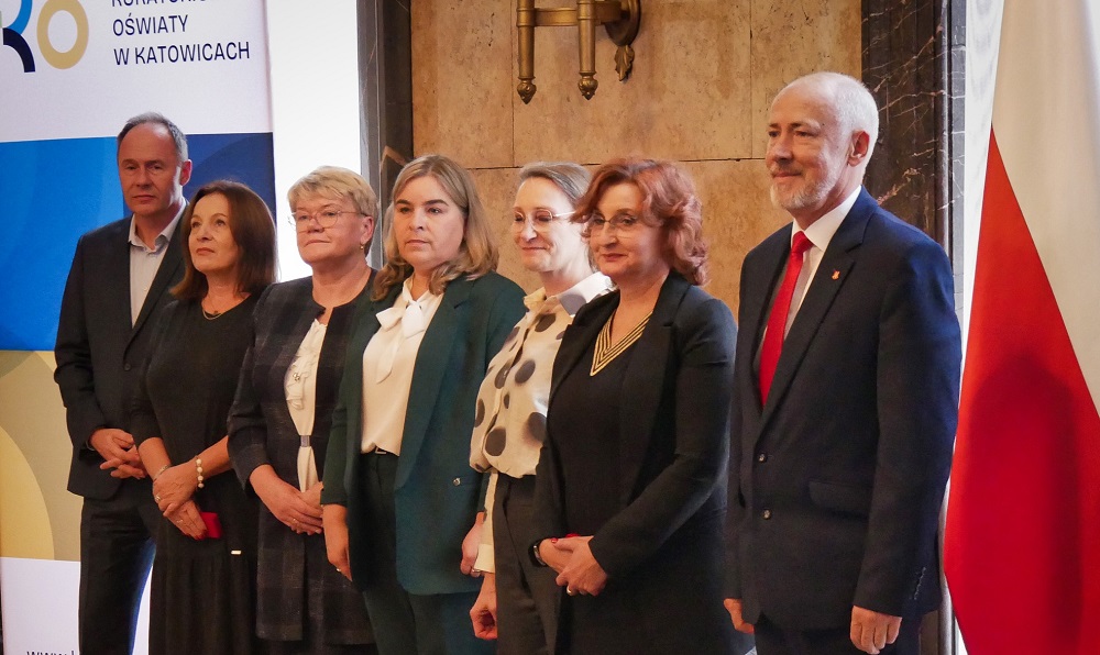 Uroczystość wręczenia nagród dla edukatorów – starosta Mirosław Duży z Medalem KEN