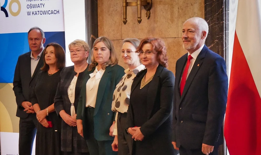 Uroczystość wręczenia nagród dla edukatorów – starosta Mirosław Duży z Medalem KEN