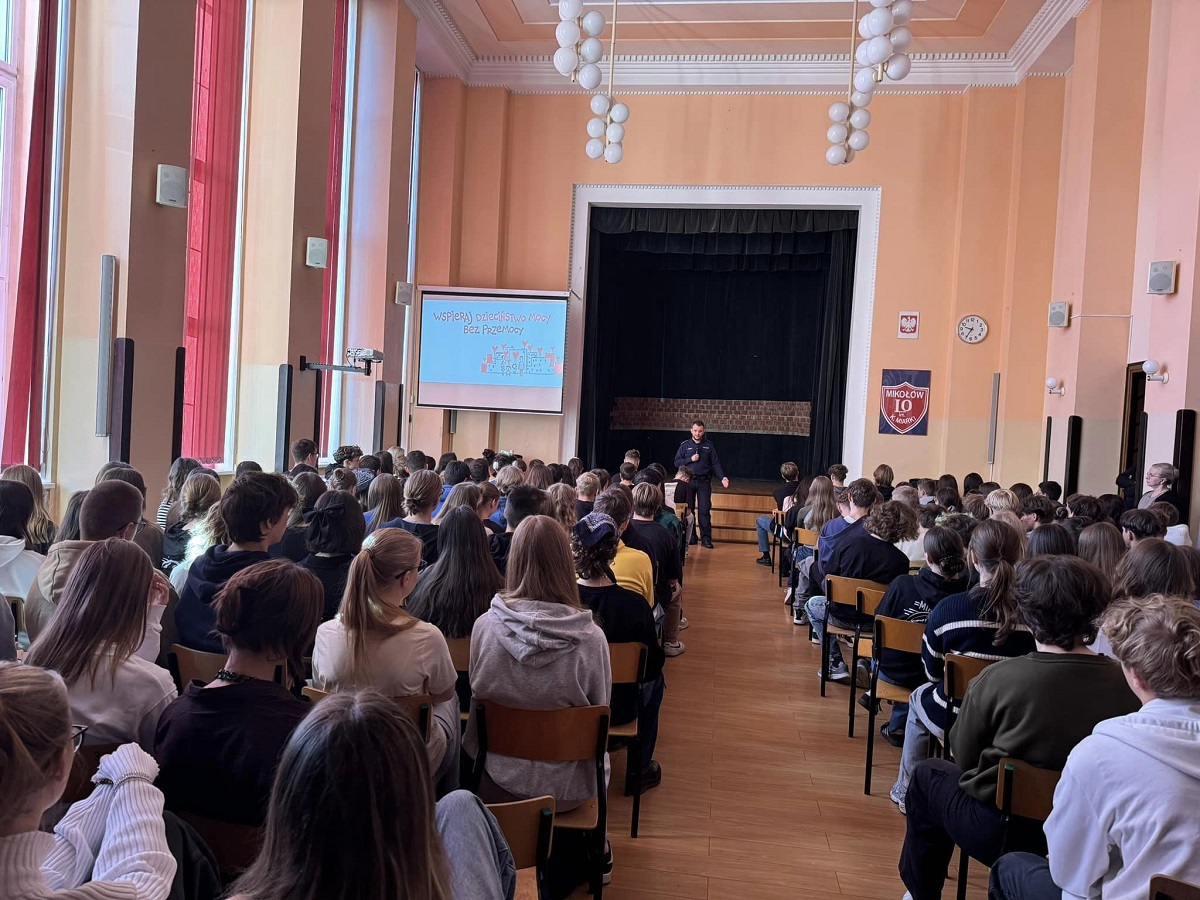 Policja w Mikołowie prowadzi prelekcje na temat hejtu i przemocy w szkołach