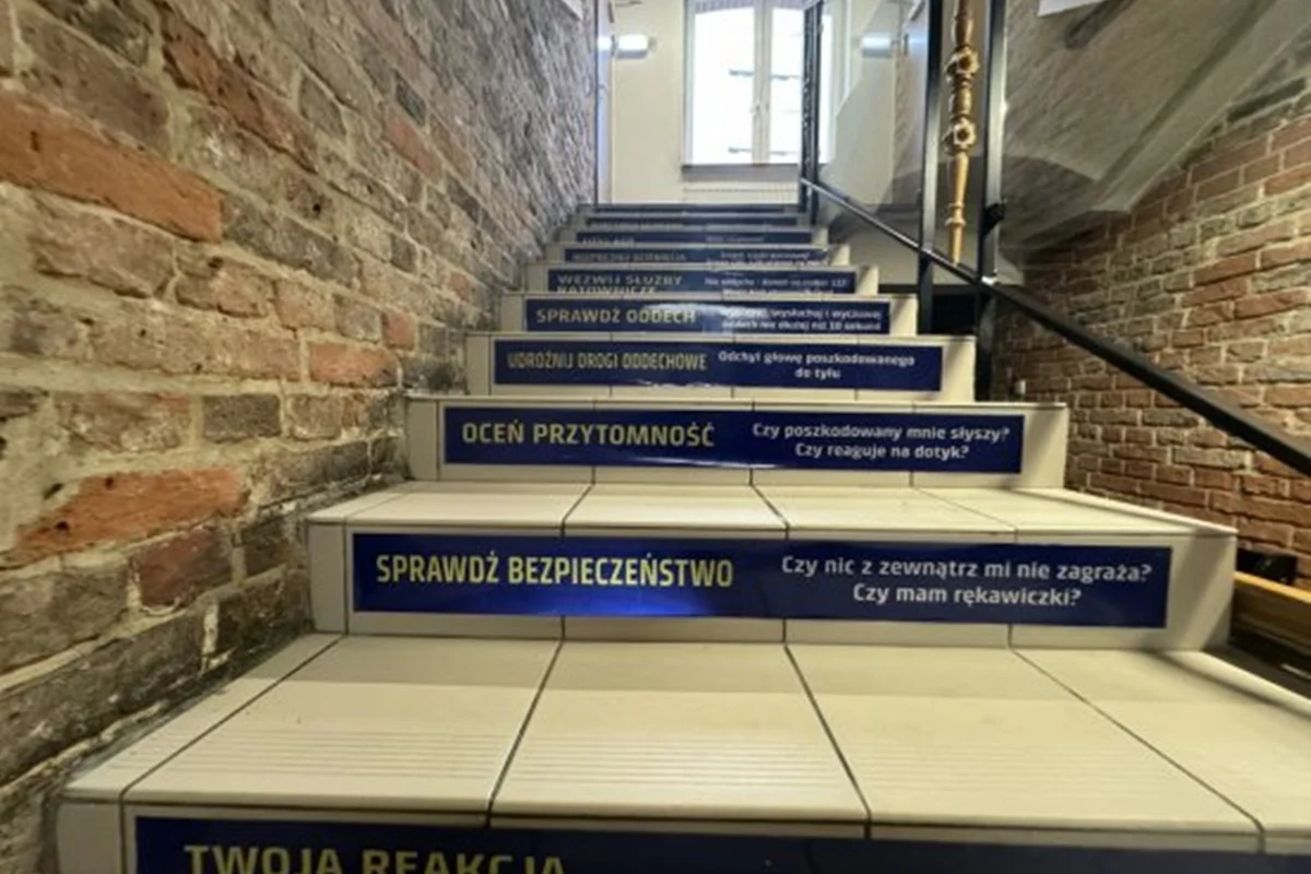 „Schody dla życia” w katowickim komisariacie – jak ratować życie krok po kroku