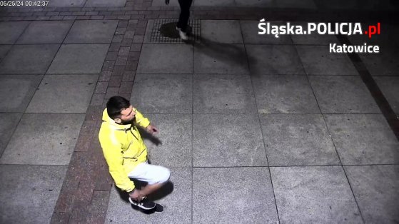 Rozbój z użyciem bagnetu w Katowicach – policja prosi o pomoc w identyfikacji sprawców