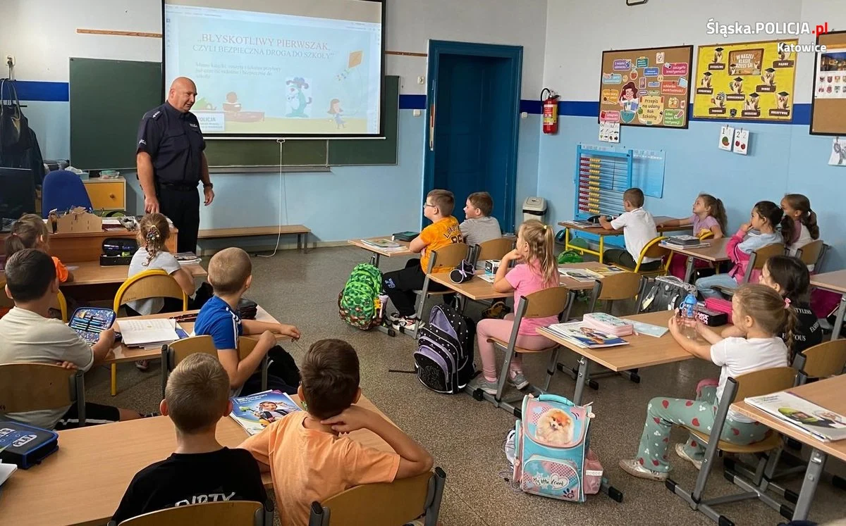 Akcja „Błyskotliwy pierwszak” – dzielnicowi edukują uczniów w Katowicach