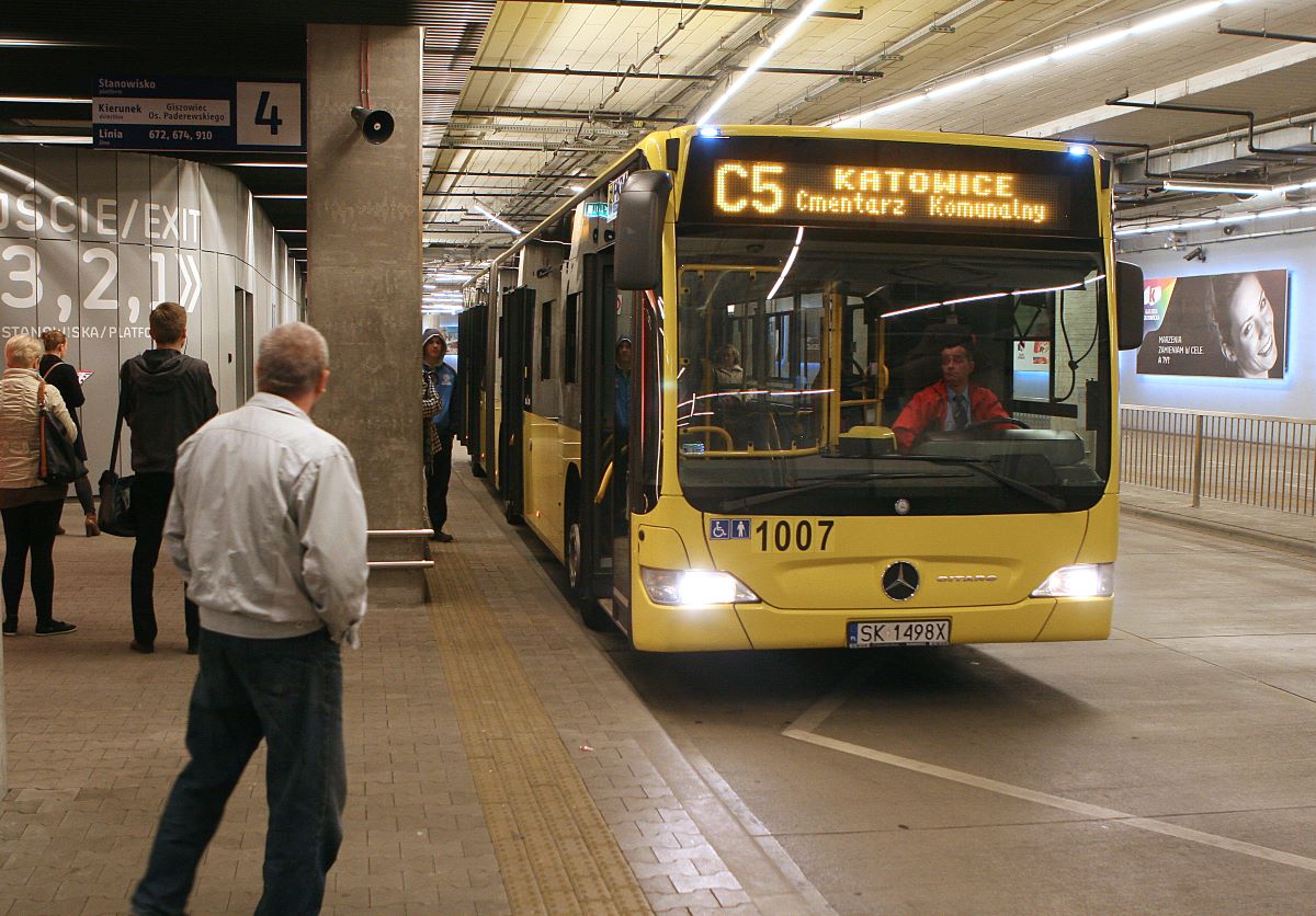 Wszystkich Świętych 2024: Bezpłatne przejazdy i dodatkowe linie komunikacji miejskiej