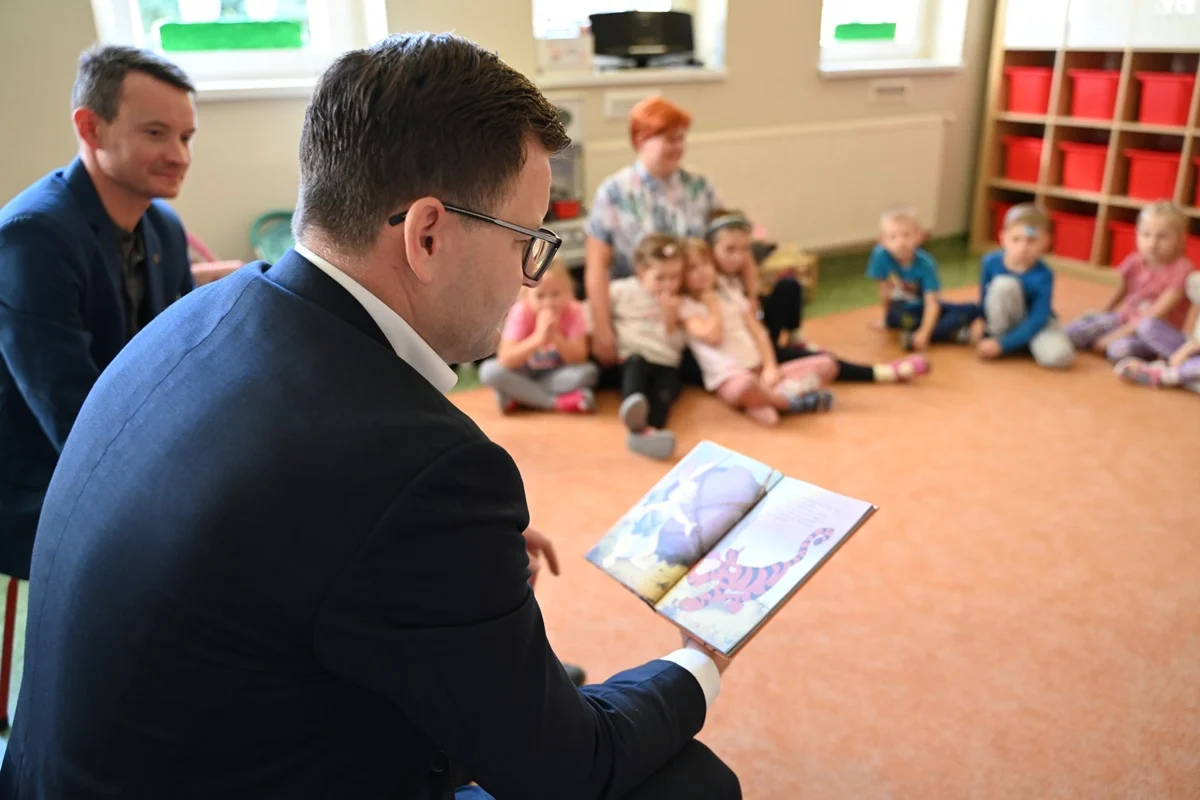 Prezydent Chorzowa czyta Kubusia Puchatka w ramach Dnia Głośnego Czytania