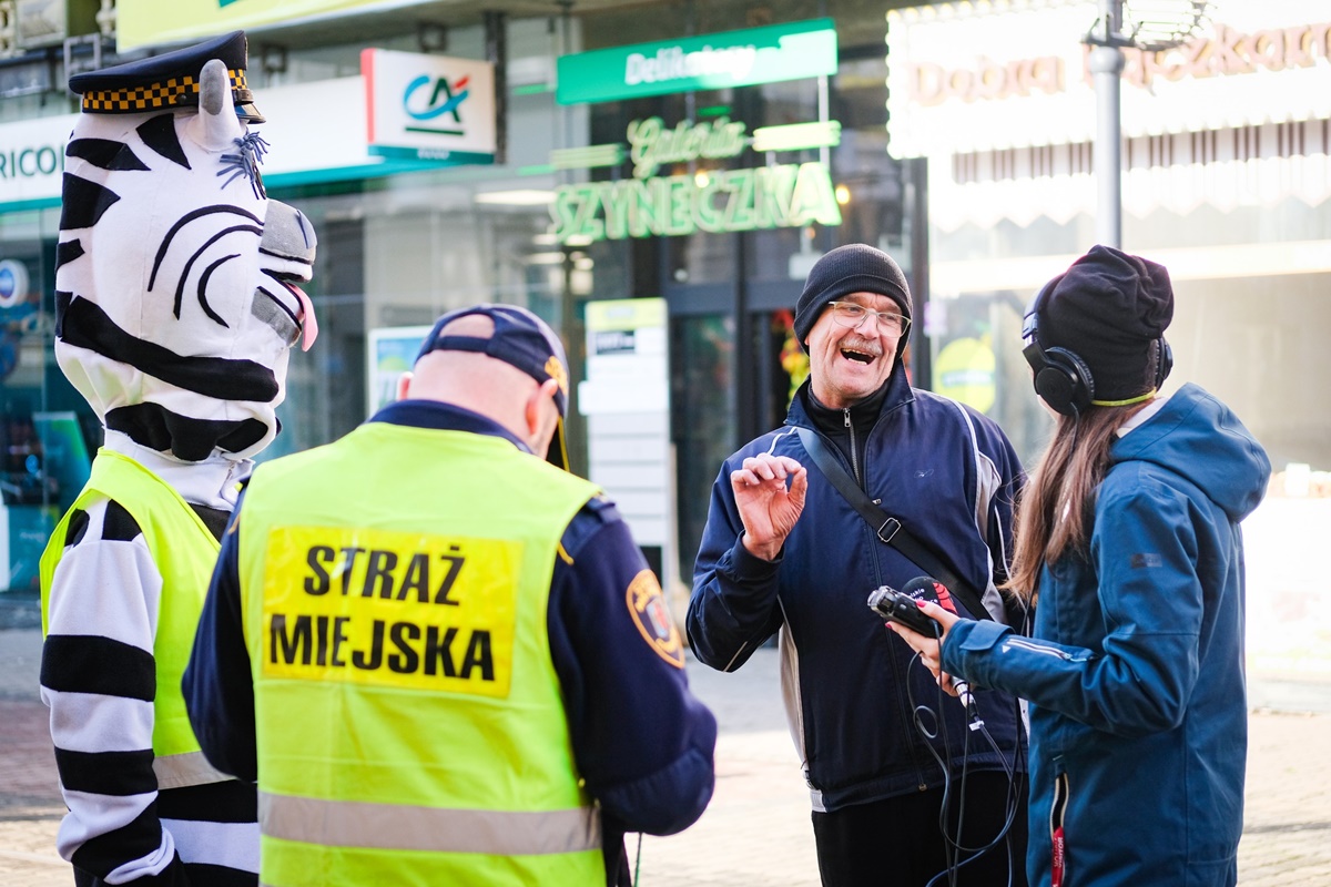 Akcja bezpieczeństwa na ul. Wolności – odblaski dla mieszkańców