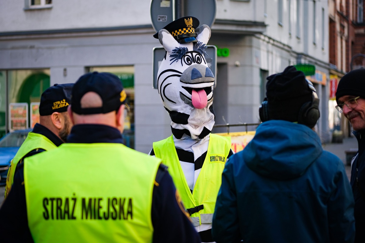 Akcja bezpieczeństwa na ul. Wolności – odblaski dla mieszkańców