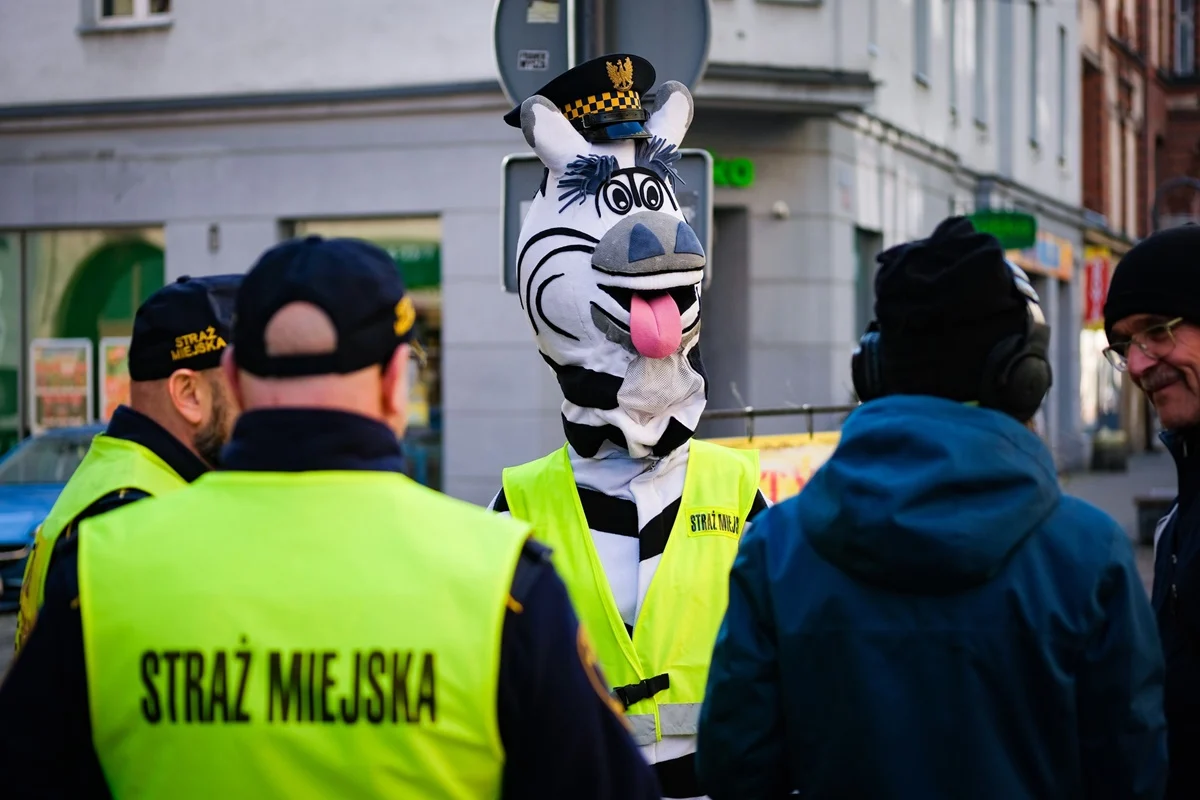 Akcja bezpieczeństwa na ul. Wolności – odblaski dla mieszkańców