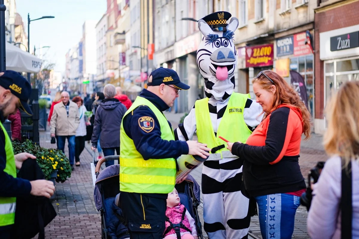 Akcja bezpieczeństwa na ul. Wolności – odblaski dla mieszkańców