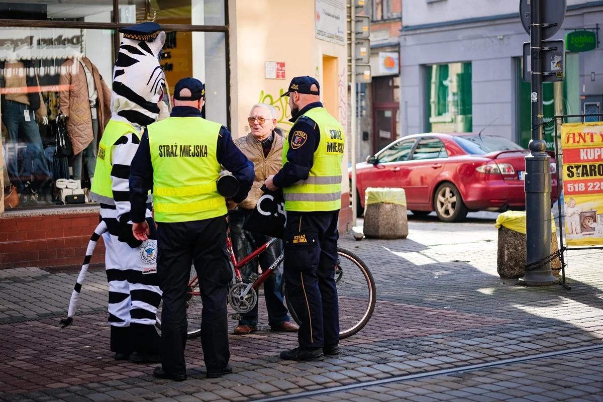 Akcja bezpieczeństwa na ul. Wolności – odblaski dla mieszkańców