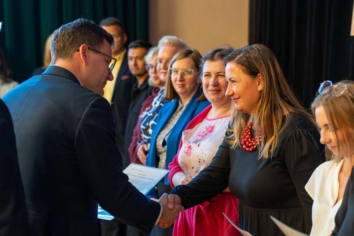 Chorzowscy nauczyciele i dyrektorzy docenieni za pracę wychowawczą i opiekuńczą