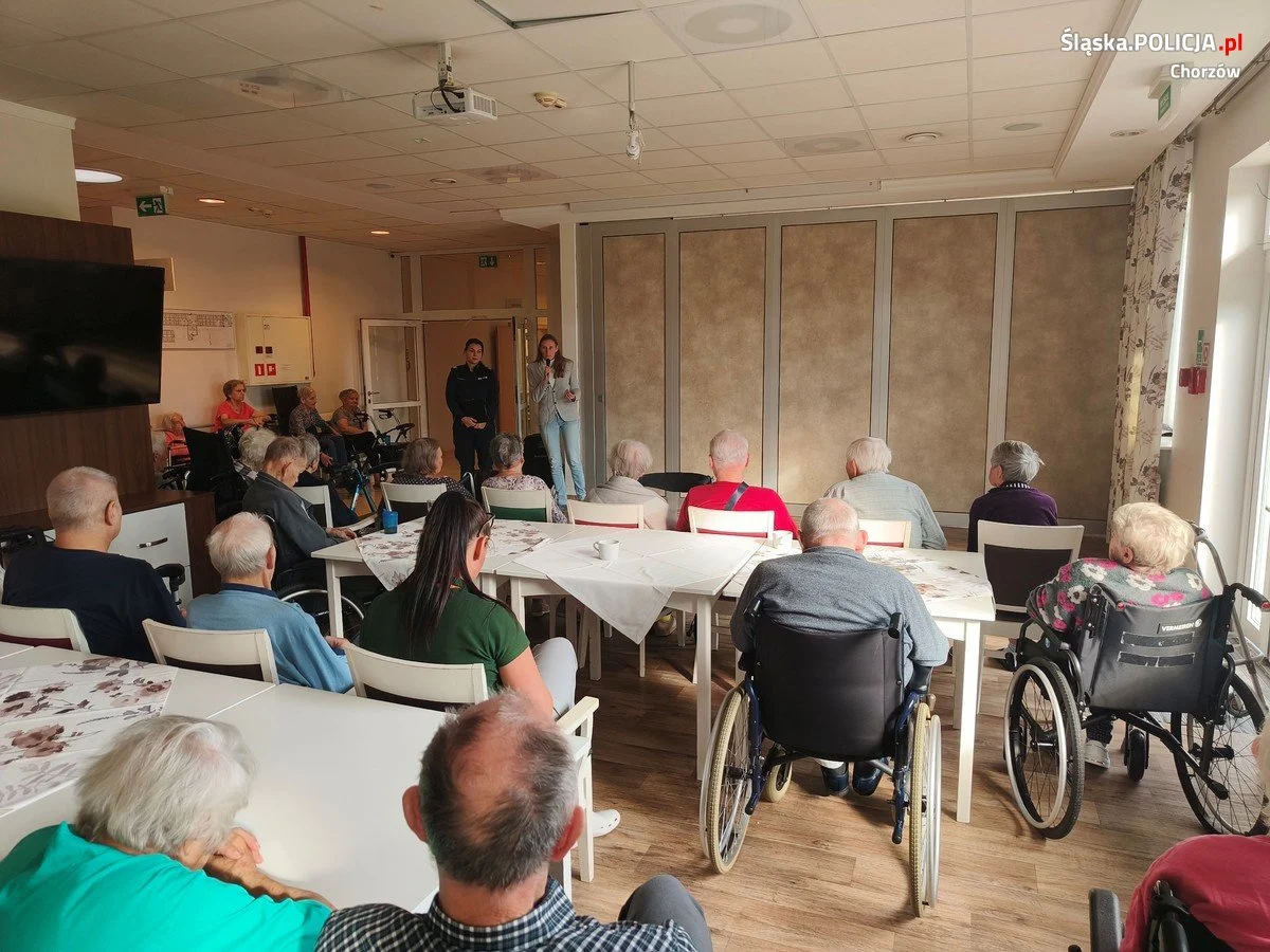 Chorzowscy policjanci spotkali się z seniorami – rozmowy o bezpieczeństwie