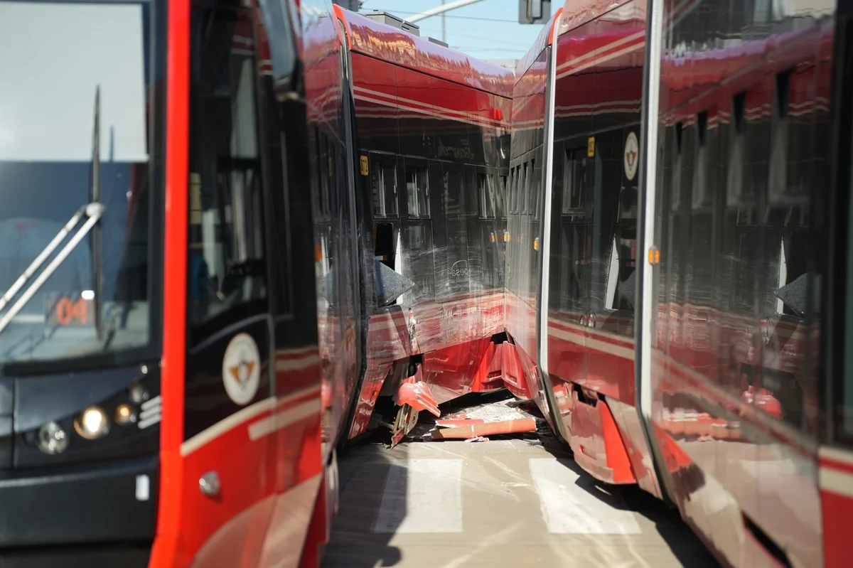 Kolizja tramwajów na centrum przesiadkowym – utrudnienia w ruchu