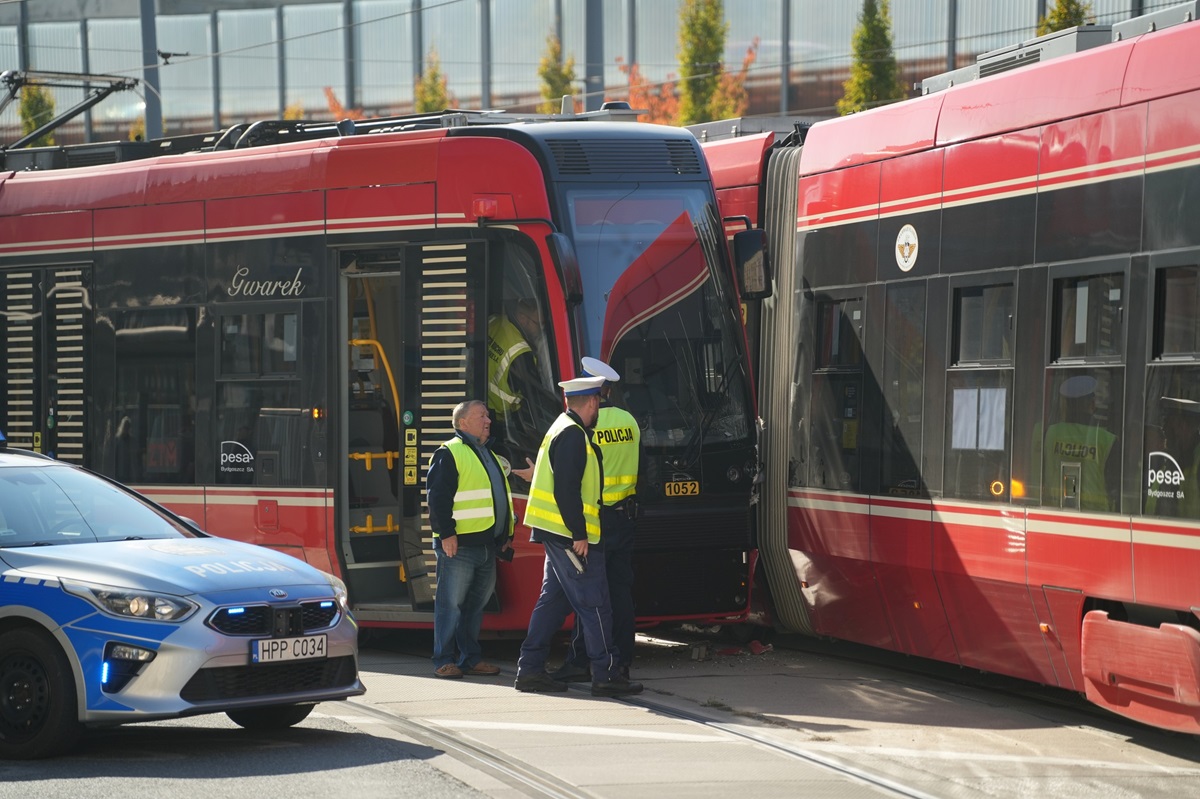 Kolizja tramwajów na centrum przesiadkowym – utrudnienia w ruchu