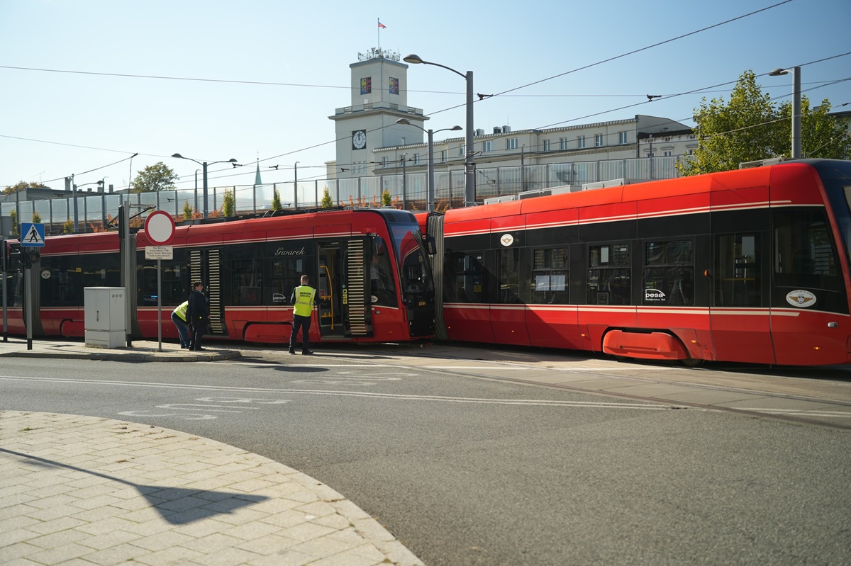 Kolizja tramwajów na centrum przesiadkowym – utrudnienia w ruchu