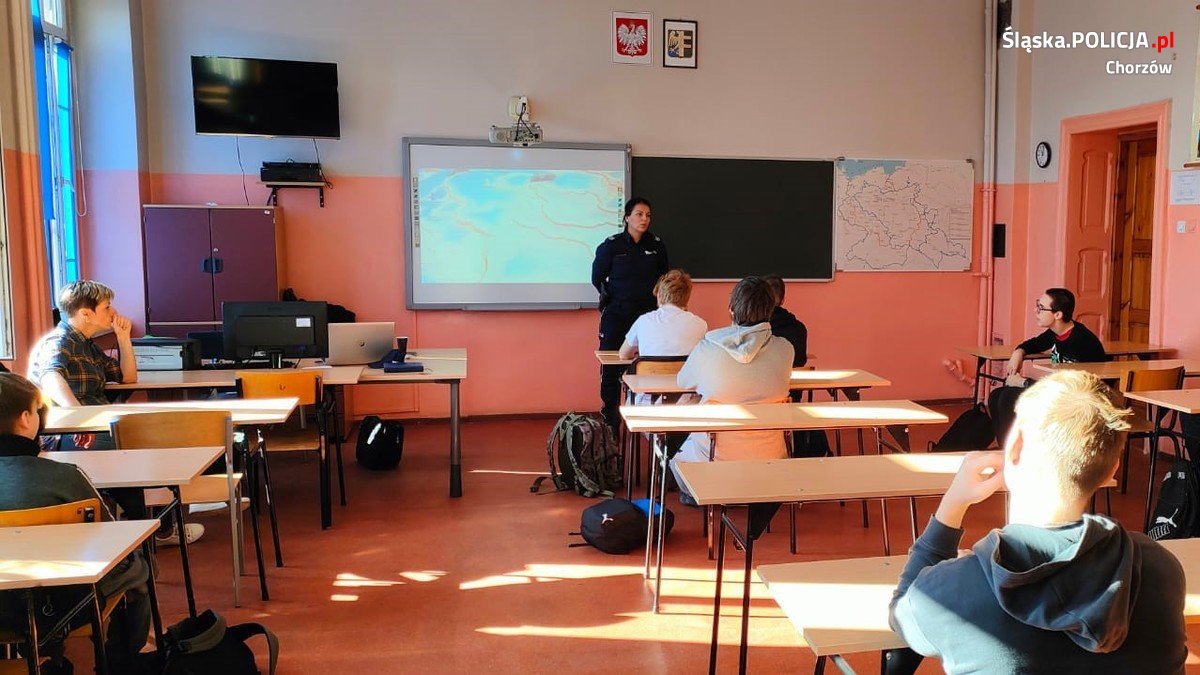 Chorzowska Policja edukuje młodzież o handlu ludźmi i odpowiedzialności karnej